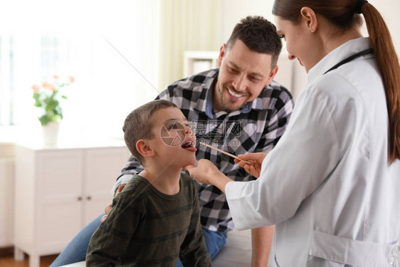 父亲和儿子看儿科医生医生在医院检查图片