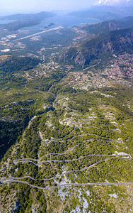 环绕着黑山科托尔Kotor附近的世界上最通航道路之一的空中景象图片