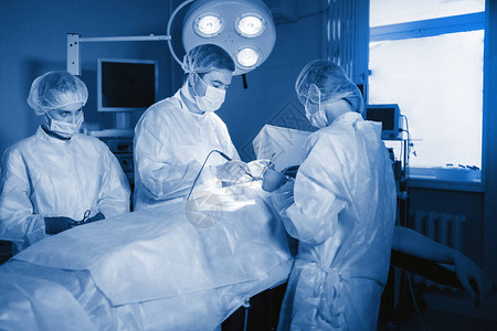 腹部外科手术期间有三名外科医生图片