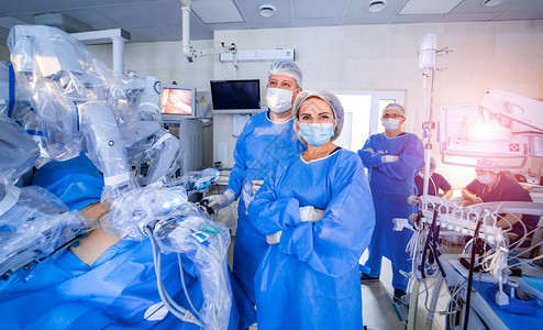 医院现代手术室的手术团队或诊所的手术室图片