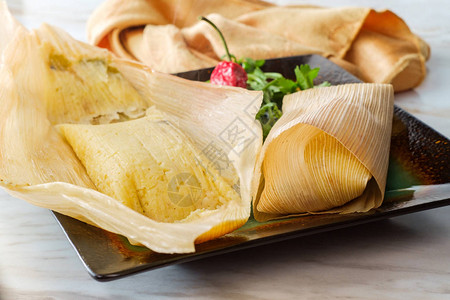 墨西哥蒸辣椒和奶酪玉米壳包装的墨西图片