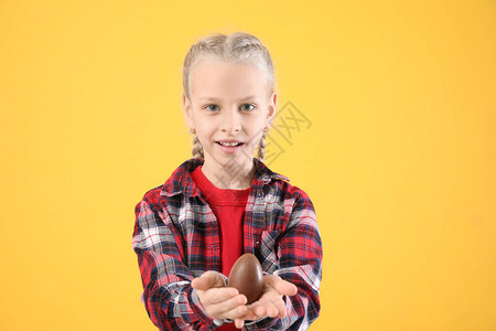 可爱的小女孩和甜巧克力蛋背景图片