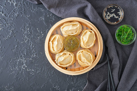 饺子汤圆在黑暗背景上配有东方和背景
