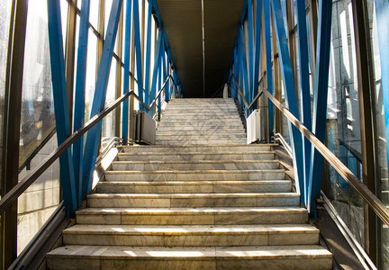 楼梯在玻璃笼子里连接两栋大楼的桥图片