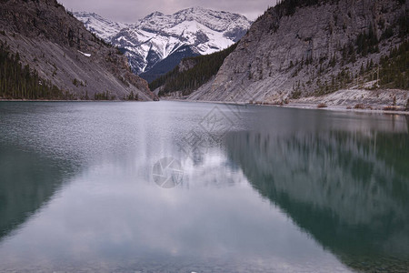 浙江西湖加拿大洛基山脉Canmore附近的格拉西湖背景