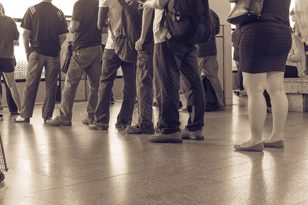 新加坡朱隆市MRT大众快速交通火车站排队等候的有照片的各类人图片