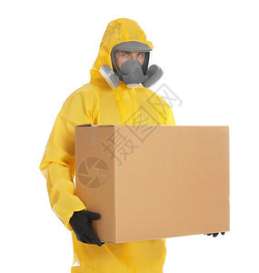 身穿化学防护服和白底带纸板盒的白色背景男子图片