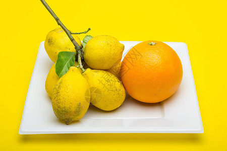 柑橘类水果橙子和柠檬橙皮和柠檬皮黄图片