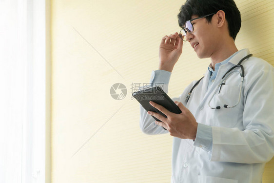 年轻的亚洲医生使用平板电脑检查患者健康检查的数据和信息医疗数字技术图片