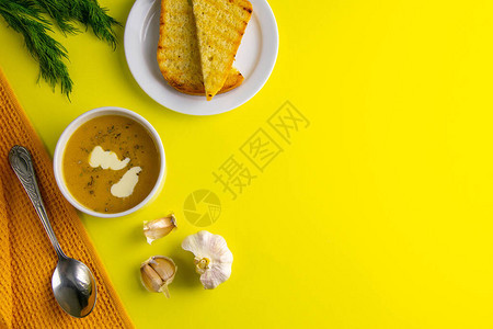 黄色背景的土司草药和大蒜豆图片