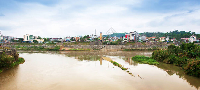 风景如画的红河和靠近越南和的小镇在雨天的早晨图片