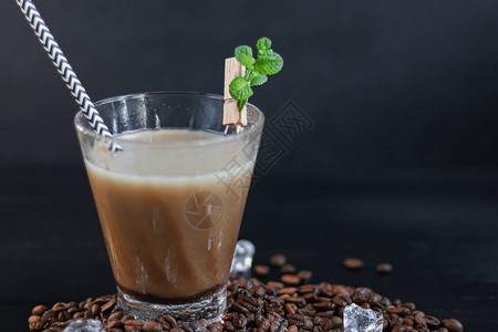 咖啡用高杯加牛奶和冰块深暗背景图片