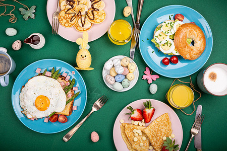 复活节配满早餐的成份是炒鸡蛋贝郁金香煎饼烤面包和煎蛋绿白图片