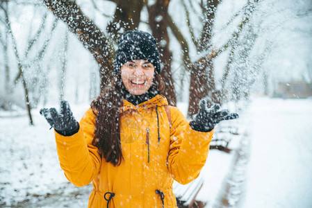 在雪地城市公园玩雪的女图片