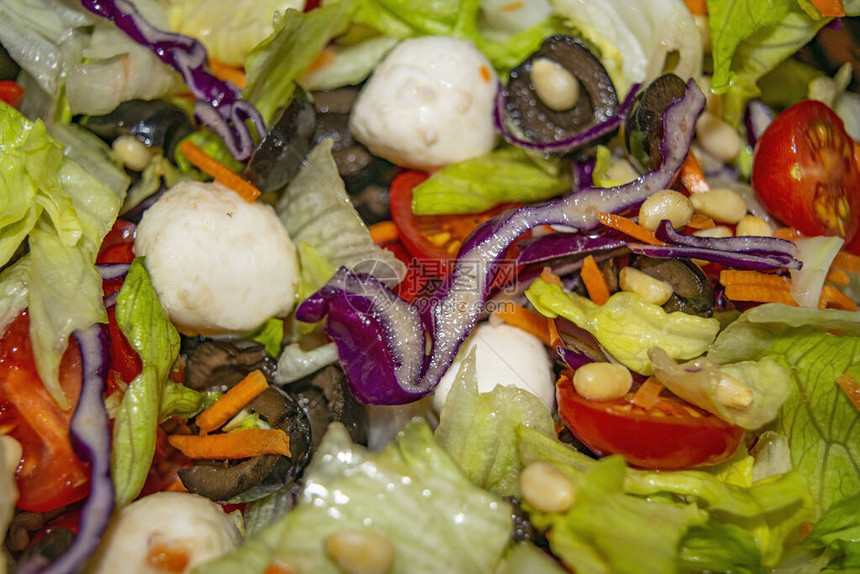 蔬菜沙拉加马扎里拉合身饮图片