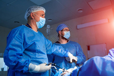 外科医生在手术室进行手术医院图片