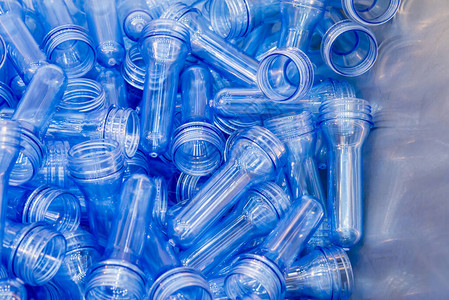 塑料瓶坯的堆积形状来自注塑过程饮用水瓶厂PET图片