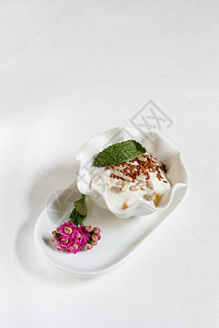 白瓷碗里放着亚麻和葵花籽的酸奶图片