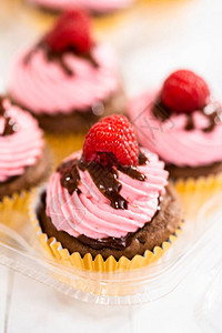 包装美食巧克力莓蛋糕装在干图片