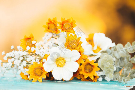 黄色质朴的夏日鲜花束图片