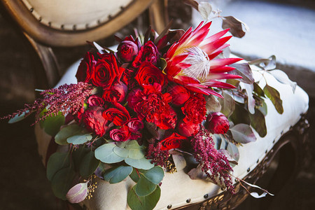 红色的创造婚礼花束图片
