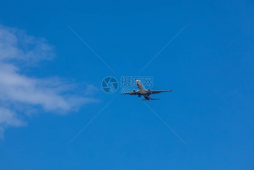 在空中旅行飞的飞机上的概念高清图片下载-正版图片506425416-摄图网