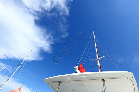 豪华游艇的顶屋在码头里漂浮在玛丽娜湾俱乐部夏季蓝天绿大洋图片