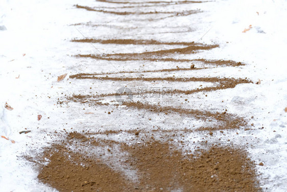 人行道上铺满了沙子冬天的城市图片