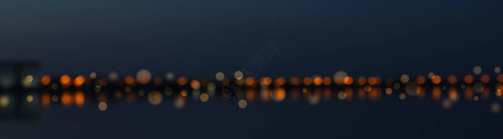 美丽的夜晚河流和城市的灯光散景效果图片
