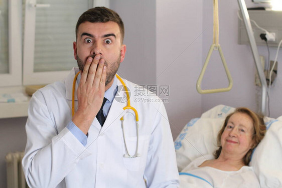 男医生站在医院女病人身边图片
