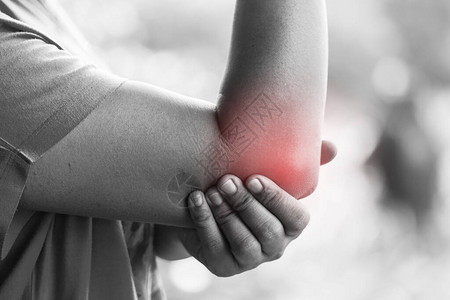 关节炎部位医疗插画高清图片在公园的心脏部位疼痛的女人高清图片中年