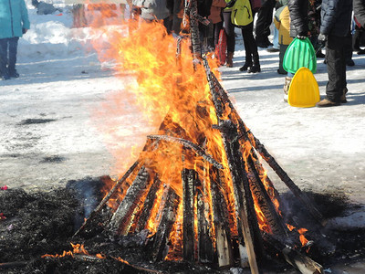 在传统节日的中燃烧EffigiesStrawMaslenitsa图片