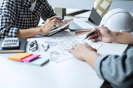 工程师或建筑师会议的施工理念与伙伴和工程具在工作现场的模型构图片