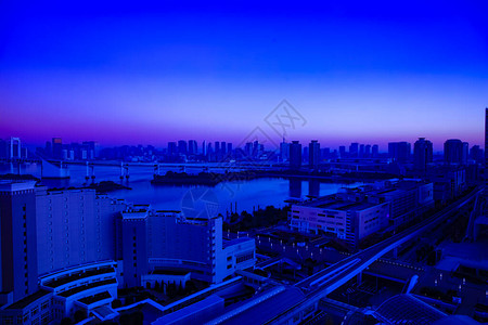 在城市高角度广角拍摄的海湾地区的黎明Koutou区台场东京日本120图片