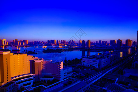 在城市高角度广角拍摄的海湾地区的黎明Koutou区台场东京日本120图片