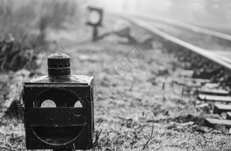 铁路交界处的旧铁路脱轨图片