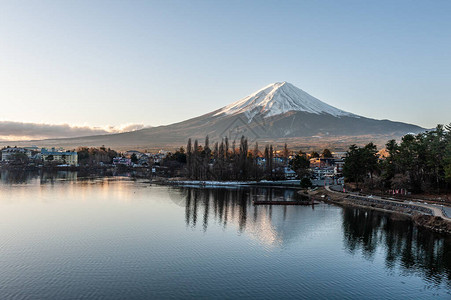 从川口湖上看到的富士图片