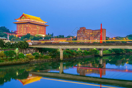 台北河边风景与大酒店图片