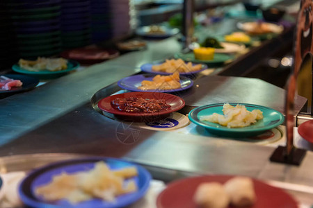 日本餐厅食品传送器或腰带自助餐日式本餐馆的皮带寿图片