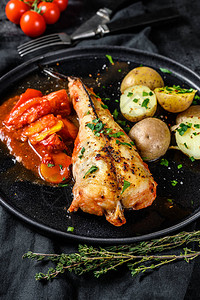 用烤土豆煮西红柿和须鱼新鲜海海鲜黑色背高清图片