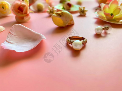 珠宝金白珍珠奢华魅力时尚服装首饰戒指耳环手链粉红色花朵和贝壳活珊瑚图片