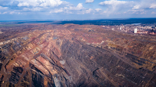 铁矿石露天开采的巨大铁矿石采图片