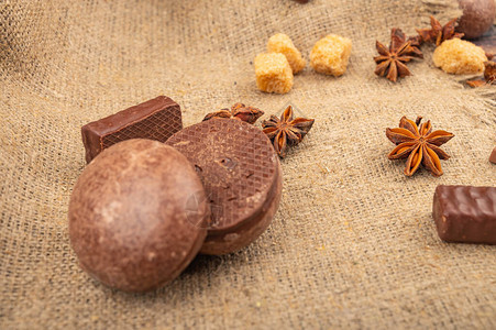 巧克力蛋糕巧克力棕色糖片和恒星在粗糙的家禽布料图片