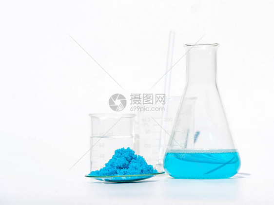 关闭白色实验室桌上的无机化学品硫酸铜II图片