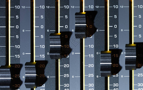 录音室中的数字混音器图片