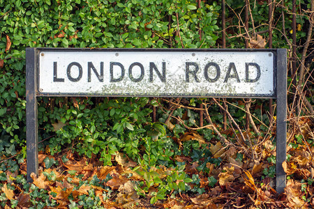伦敦路标柱在英国小镇图片