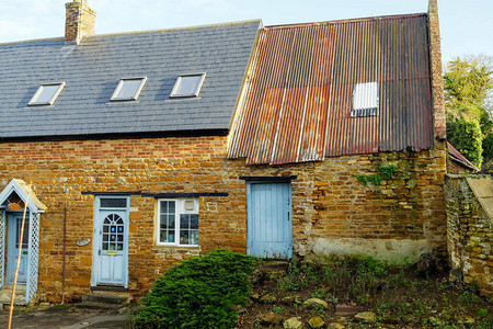 在英国村庄的旧小屋图片