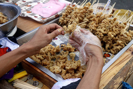 菲律宾当地称为butche和batobato或深炸鸡食道的图片
