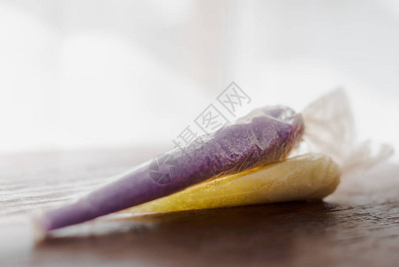 用于放松水疗的紫色和黄色浴盐包白色背景图片