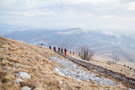 令人惊叹的冬季山景观山道图片